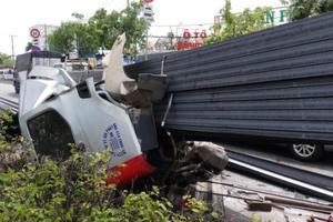 Hàng trăm thanh sắt ủi văng cabin và tài xế xuống đường