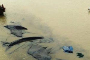 Tai nạn liên hoàn trên biển, một xà lan chở hơn 1.000 tấn than bị chìm