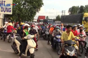 Clip: Hiện trường vụ tai nạn kinh hoàng khiến thai nhi trong bụng mẹ văng ra ngoài tại Bình Dương