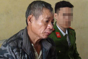 Thợ xây đâm chết người khi bị gọi dậy hút thuốc lào lúc đêm khuya