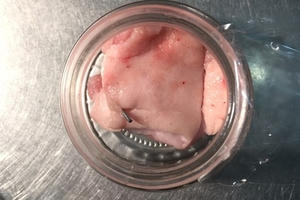 Hoảng hồn phát hiện kim tiêm trong thịt heo