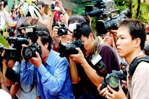 Nhà báo không thể “hai mặt”