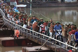 Đoàn xe máy chở hàng tạ vải nặng trĩu vượt cầu phao "tử thần" ở Bắc Giang
