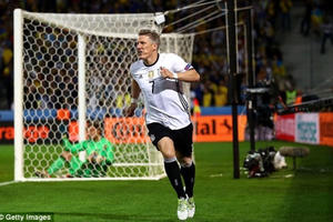 Bastian Schweinsteiger ghi bàn, Đức hạ Ukraine trong trận cầu mãn nhãn