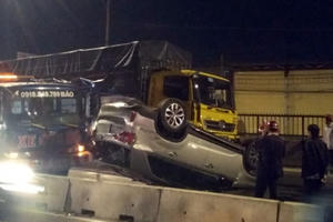 TP HCM: Ôtô "phơi bụng" sau va chạm với xe tải