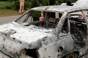 Hòa Bình: Xe ô tô con bỗng nhiên phát hỏa cháy rụi  trong đêm