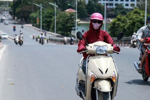 Hà Nội ngoài trời 45 độ, nắng cháy da đến bao giờ?