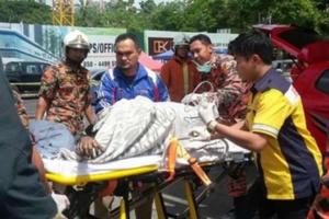 Một phụ nữ bị bốc cháy vì sử dụng điện thoại khi đang đổ xăng