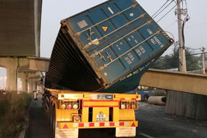 Xe container bị dầm cầu bê tông đè bẹp dúm, tài xế thoát nạn trong gang tấc