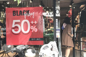 Ồ ạt giảm giá 50%: Ùn ùn ra phố, tranh nhau mua hàng