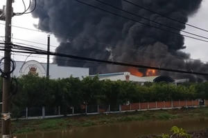TP HCM: Dù có mưa lớn kéo dài, Công ty đệm Vạn Thành vẫn chìm trong khói lửa