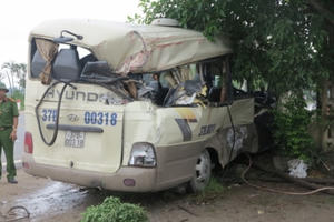 Xe khách va chạm kinh hoàng với xe containe, 10 hành khách bị thương