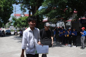 Thi môn Ngoại ngữ: Các thí sinh đội nắng đi thi