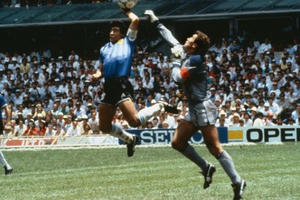 Giai thoại về "Bàn tay của Chúa" và chất ngạo nghễ của Maradona