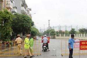 Tụ tập uống rượu trong tâm dịch, 5 người bị phạt 200 triệu đồng