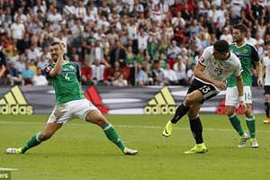 Bắc Ireland vs Đức: Gomez kéo "xe tăng" lên đầu bảng