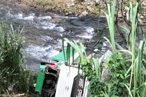 Nóng: Xe khách lao xuống vực sâu, 21 người thương vong ở Kon Tum Nóng: Xe khách lao xuống vực sâu, 21 người thương vong ở Kon Tum