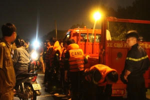 Mẹ gào khóc tại hiện trường nơi tìm kiếm bé trai bị nước cuốn