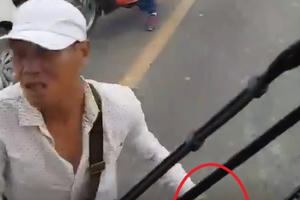 [Clip]: Người đàn ông "ngáo ngơ" chặn đầu xe buýt trên cầu Chương Dương