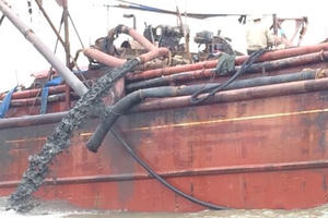 Đề nghị dừng hoạt động đổ bùn thải xuống biển giáp ranh Nghệ An và Thanh Hóa