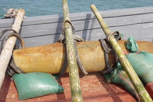 Đi cào ngao trên bãi biển phát hiện “quái thú” còn sót lại sau chiến tranh