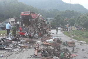 [Clip]: Khoảnh khắc kinh hoàng xe tải tông xe khách tại Hòa Bình làm nhiều người thương vong