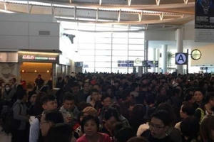 Thời tiết xấu, hàng ngàn người mắc kẹt tại sân bay Nhật trước đêm Giáng sinh