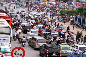 Hàng vạn người ùn ùn đổ về Thủ đô sau kỳ nghỉ lễ