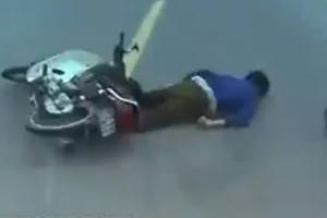 Người đàn ông ngã sấp mặt sau va chạm với ô tô