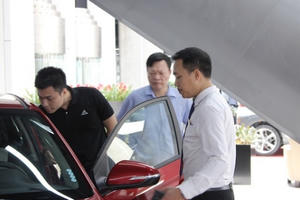 "Ngược đời" mua ô tô: Đặt nhiều tiền cọc nhưng không muốn nhận xe sớm