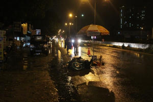 Chứng kiến con trai bị xe container cán tử vong, mẹ khóc ngất dưới cơn mưa