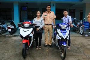 CSGT tỉnh An Giang trao trả 02 xe mô tô cho người dân bị mất trộm