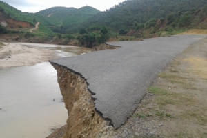 Lâm Đồng: Sau lũ đoạn đường nối liền 3 xã bị sạt lở nghiêm trọng