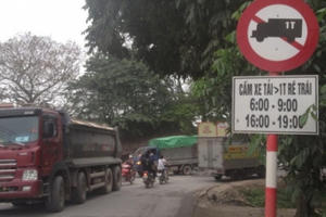 Cầu Tân Nhuệ “oằn mình” vì xe tải