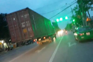 Clip: Hãi hùng xe đầu kéo chở container không giá đỡ