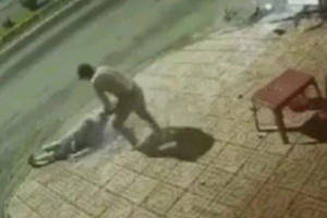 Rùng mình cảnh nam thanh niên bị kẻ đi đường đâm xe, dội nước sôi vào người