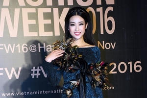 Hoa hậu Mỹ Linh quàng khăn lông gà lên thảm đỏ