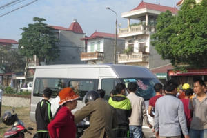 Nam Định: Cố vượt ngang đường sắt, xe hoa 12 chỗ bị tàu đâm