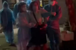 Bắc Giang: F1 cố thủ trên tầng 3 phải điều cả xe thang tới cưỡng chế đi cách ly