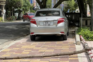 Nhức nhối nạn tận dụng hành lang đi bộ làm nơi đậu xe tại TP Biên Hòa