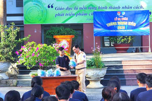 Cảnh sát giao thông Đồng Nai tuyên truyền pháp luật giao thông cho hơn 850 học sinh