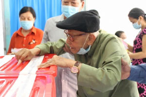 Lá phiếu kỳ vọng của người cử tri lão thành trăm tuổi ở Bình Dương