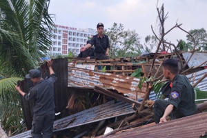 Cảnh sát cơ động giúp nhân dân khắc phục thiệt hại cơn bão số 9