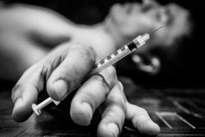 Có nên hình sự hoá việc sử dụng trái phép chất ma tuý?