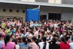 Phú Thọ: Phát hiện thịt có dòi, hàng nghìn công nhân Now Vina đình công