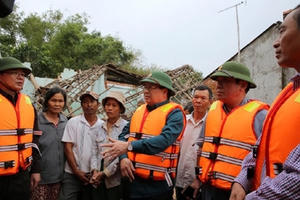 Phó Thủ tướng Trịnh Đình Dũng yêu cầu phải đảm bảo đời sống người dân vùng lũ