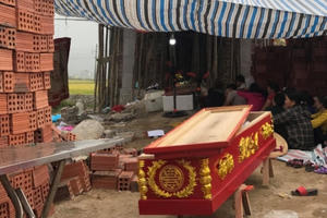 Mang thi thể nạn nhân đến nhà nghi phạm để “truy” trách nhiệm