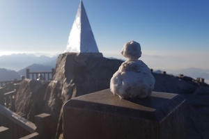 Du khách thích thú gom băng tuyết, nặn hình thú trên đỉnh Fansipan