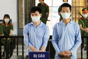 Dùng súng AK bắn người tình rồi tự sát