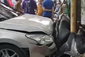 Ô tô mất lái đâm hàng loạt xe máy, nhiều người phát hoảng
